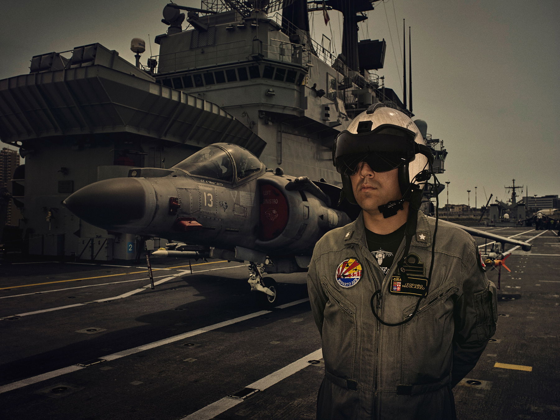 Frank Kayser Lamborhini Shooting auf Flugzeugträger, Pilot vor Harrier-Jet auf dem Schiff