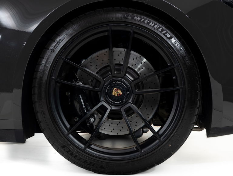 Porsche 992 Carrera 4 GTS