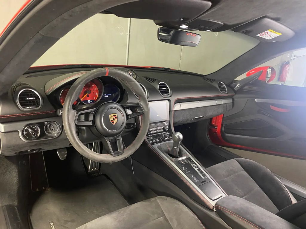 Porsche 718 Cayman GT4