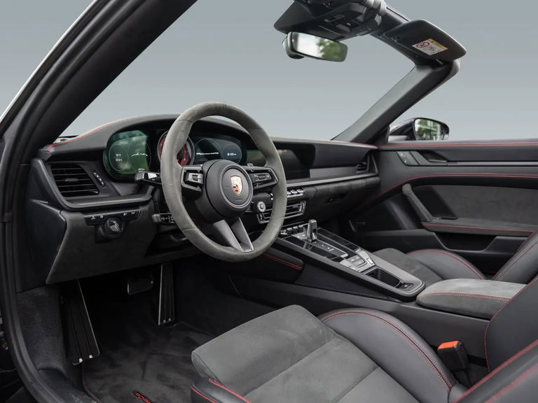 Porsche 992 Carrera 4 GTS