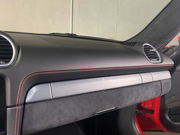 Porsche 718 Cayman GT4