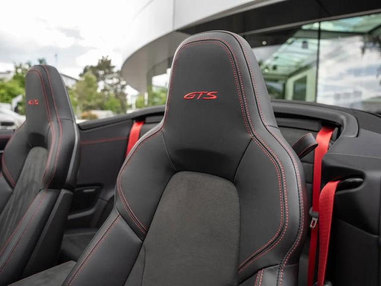 Porsche 992 Carrera 4 GTS