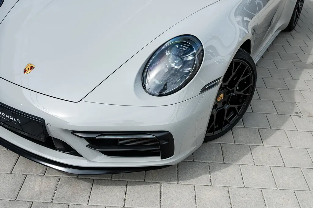 Porsche 992 Carrera 4 GTS