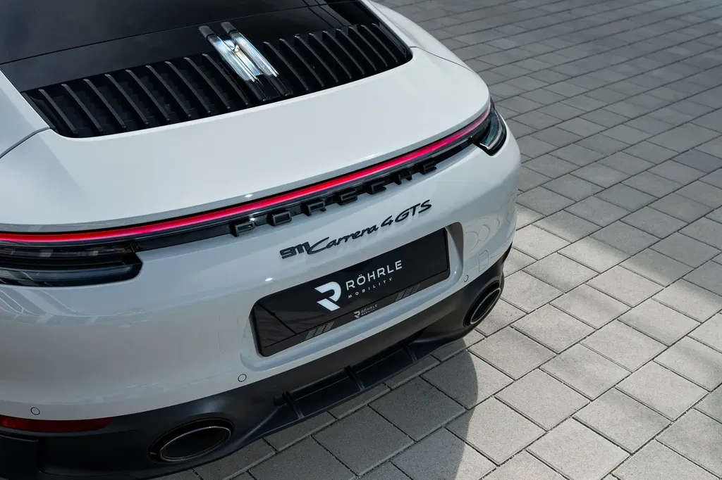 Porsche 992 Carrera 4 GTS