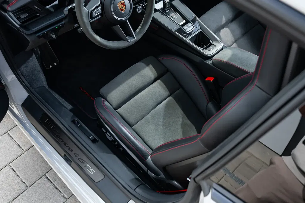 Porsche 992 Carrera 4 GTS