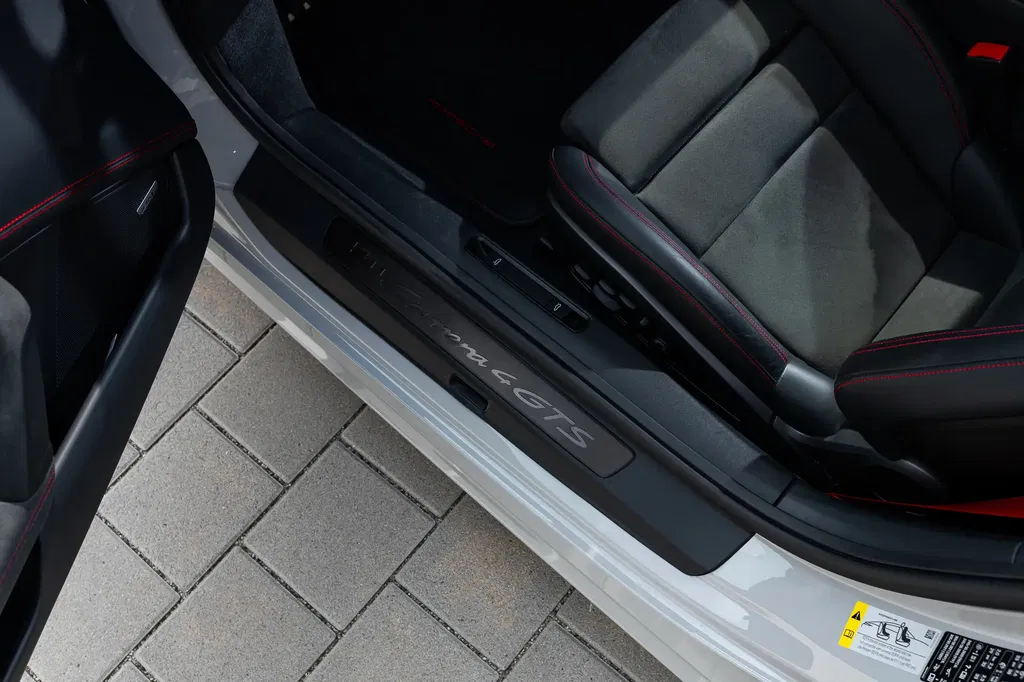 Porsche 992 Carrera 4 GTS