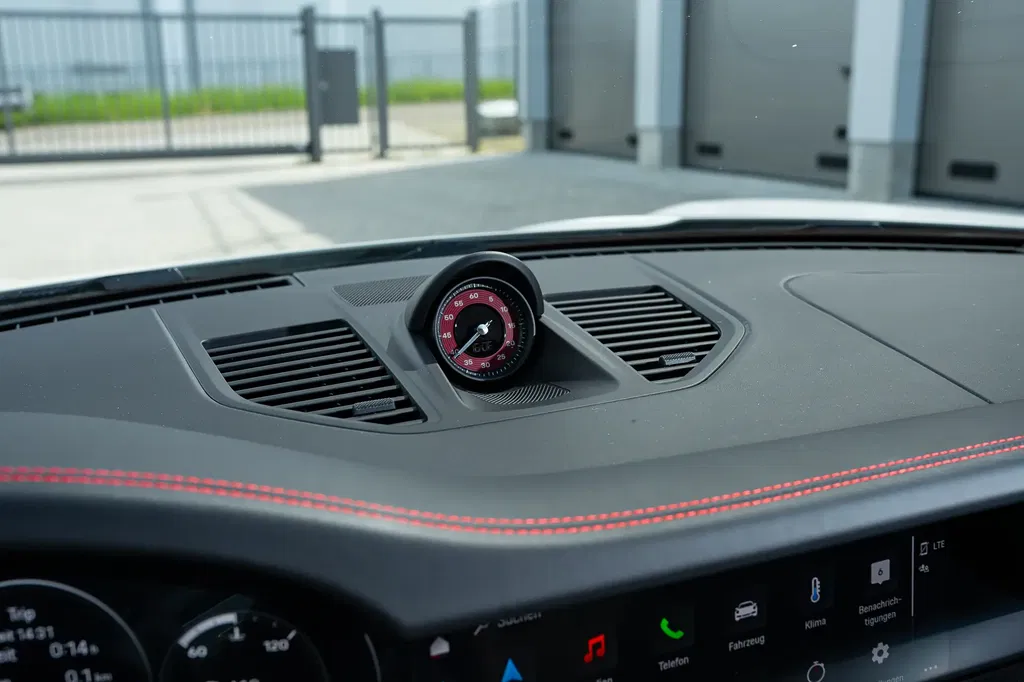 Porsche 992 Carrera 4 GTS