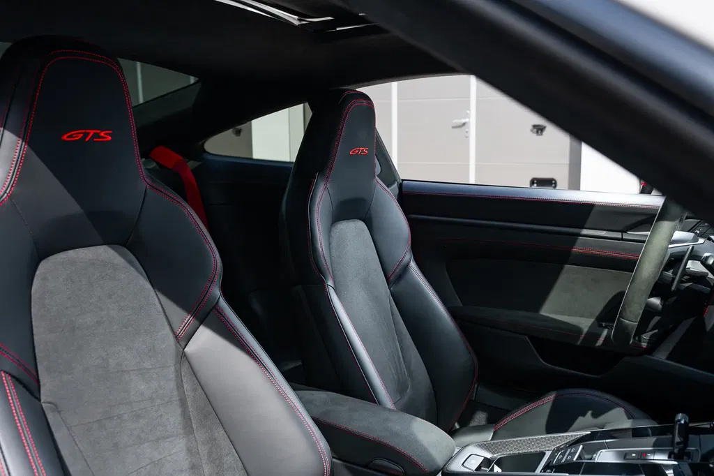 Porsche 992 Carrera 4 GTS