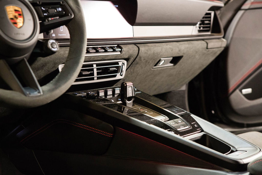 Porsche 992 Carrera 4 GTS