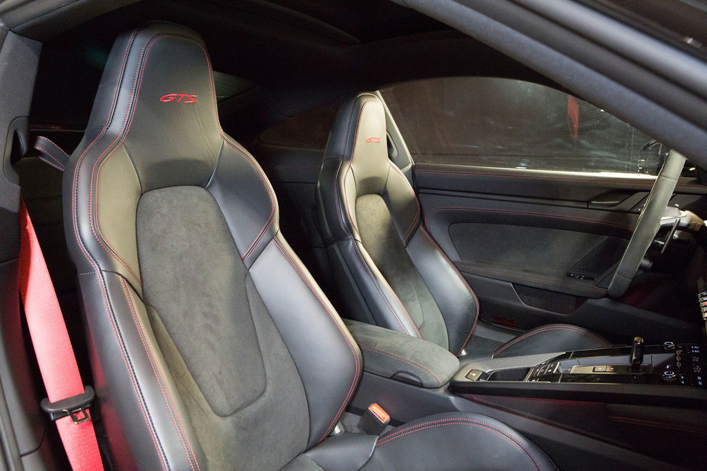 Porsche 992 Carrera 4 GTS