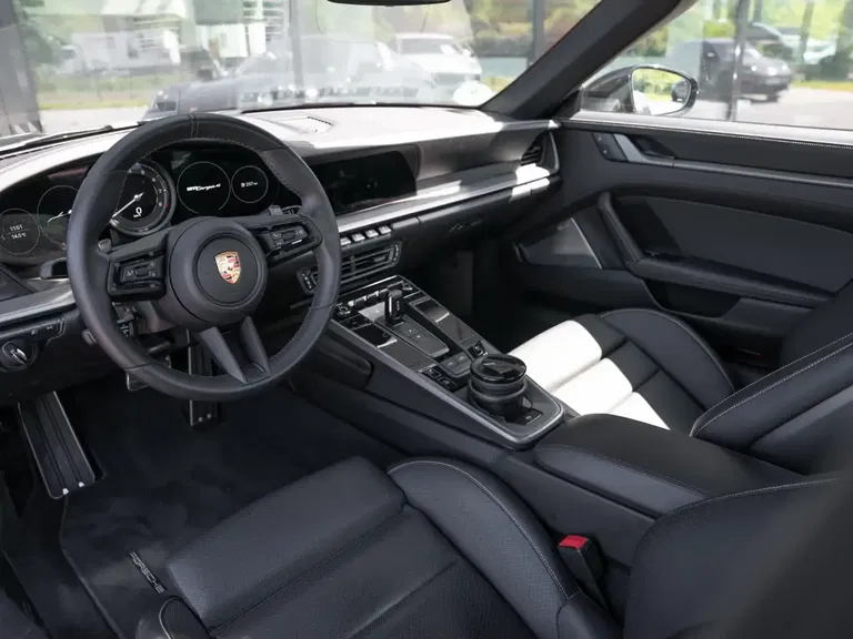 Porsche 992 Carrera 4