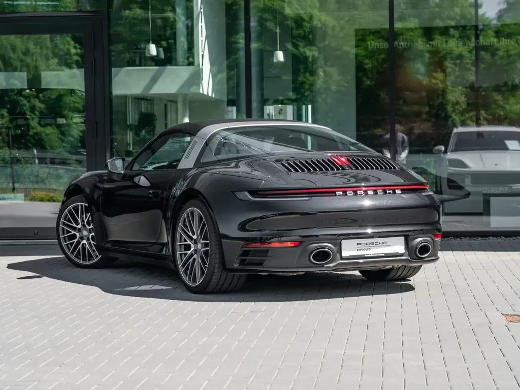 Porsche 992 Carrera 4