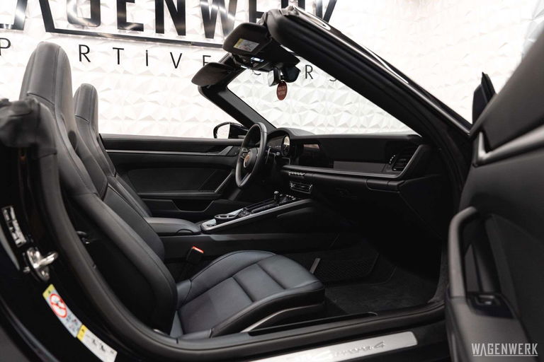 Porsche 992 Carrera 4