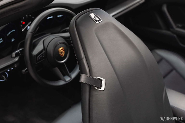 Porsche 992 Carrera 4