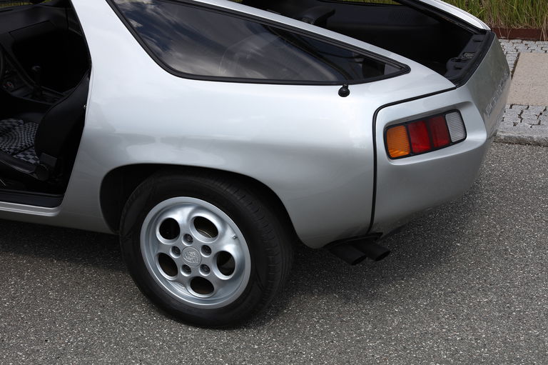 Porsche 928
