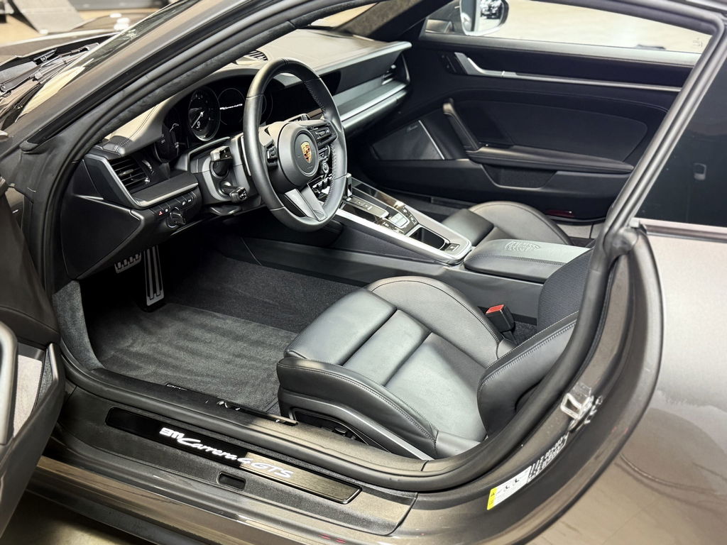 Porsche 992 Carrera 4 GTS