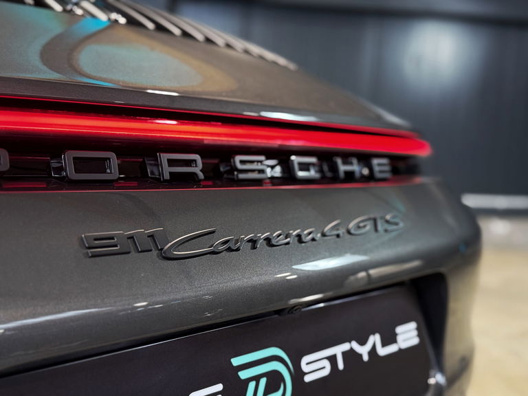 Porsche 992 Carrera 4 GTS