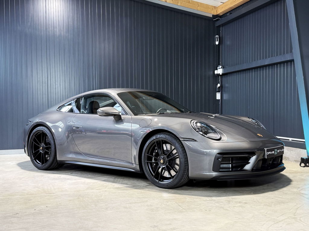 Porsche 992 Carrera 4 GTS