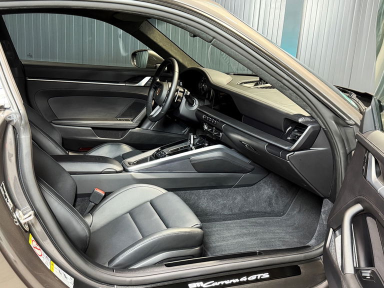 Porsche 992 Carrera 4 GTS