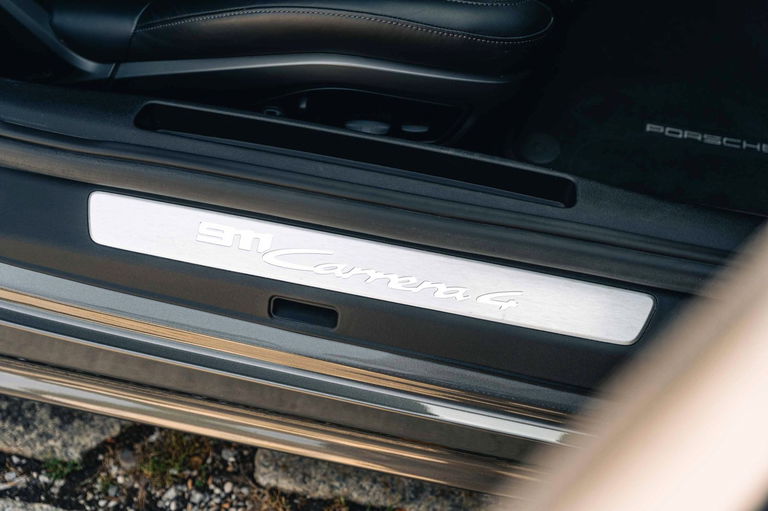 Porsche 992 Carrera 4