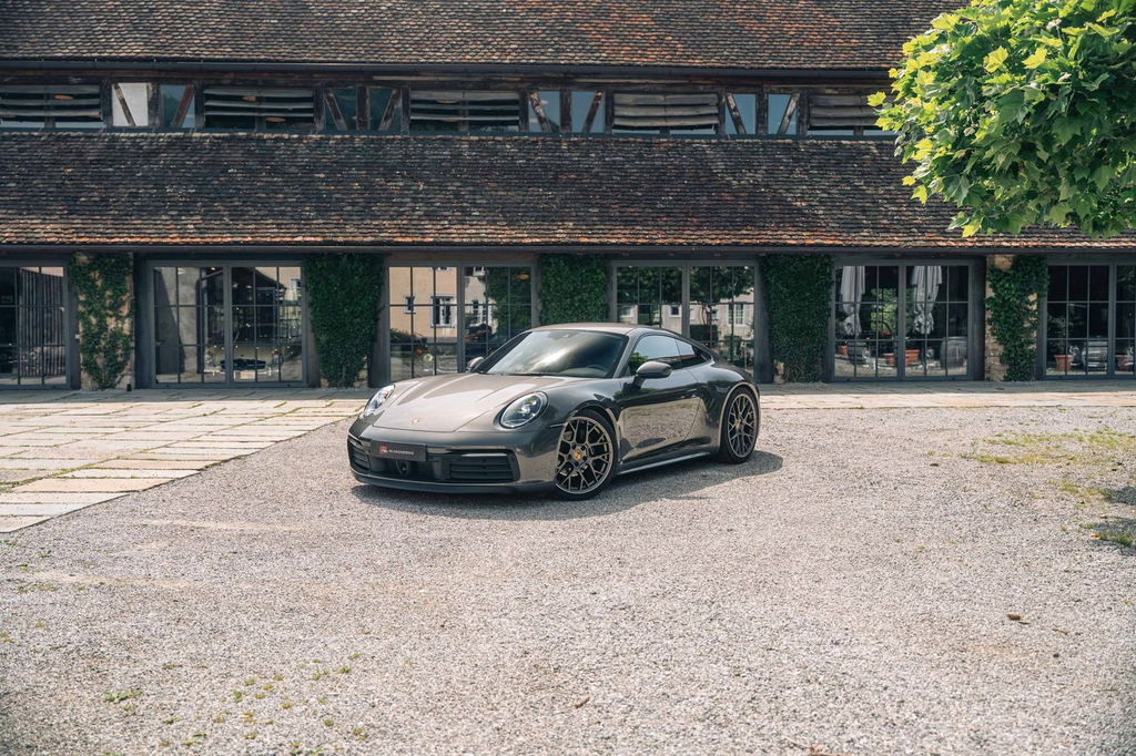 Porsche 992 Carrera 4