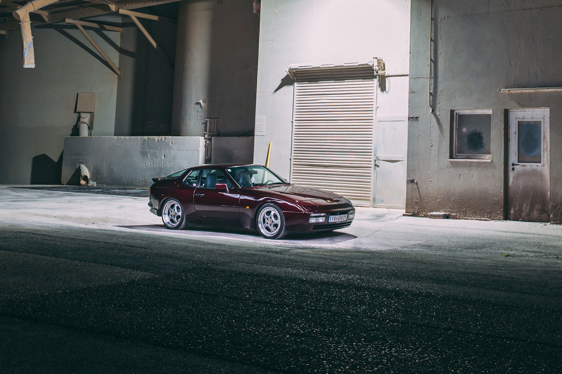 Frontansicht bei Nacht - Porsche 944 S2 in rot