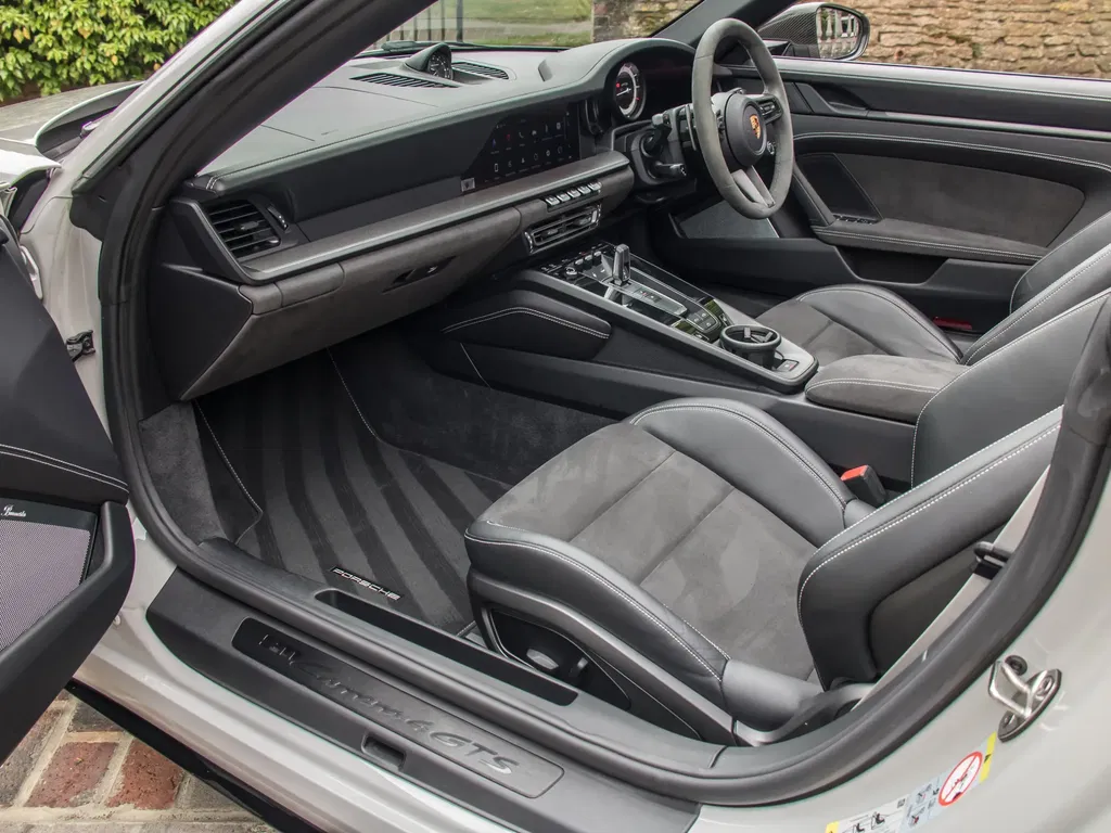 Porsche 992 Carrera 4 GTS