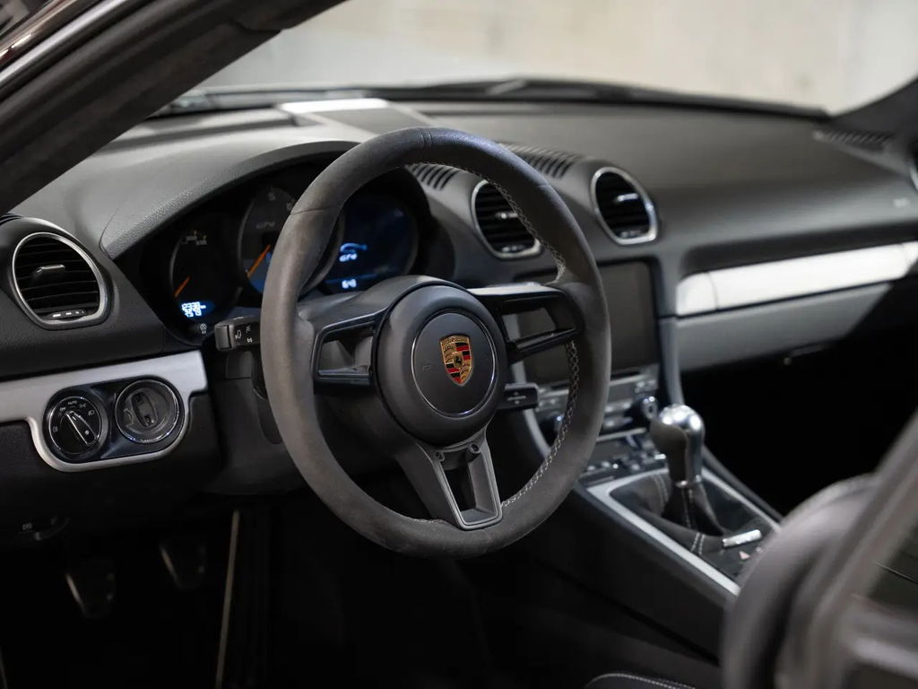 Porsche 718 Cayman GT4