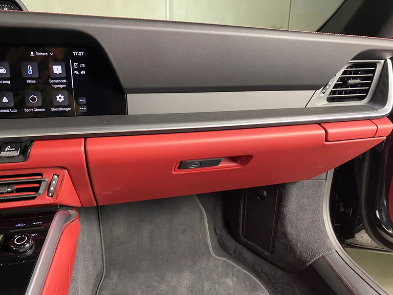 Porsche 992 Carrera 4 GTS