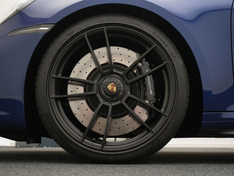 Porsche 992 Carrera 4 GTS