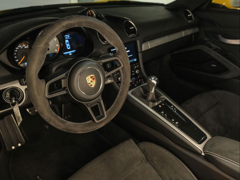 Porsche 718 Cayman GT4