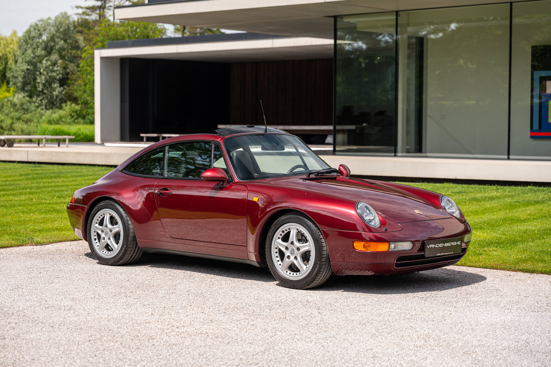 Porsche in Arena Red Pearl 84R - Color Overview - elferspot.com