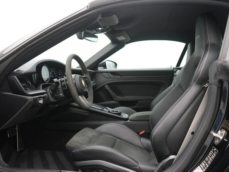 Porsche 992 Carrera 4 GTS