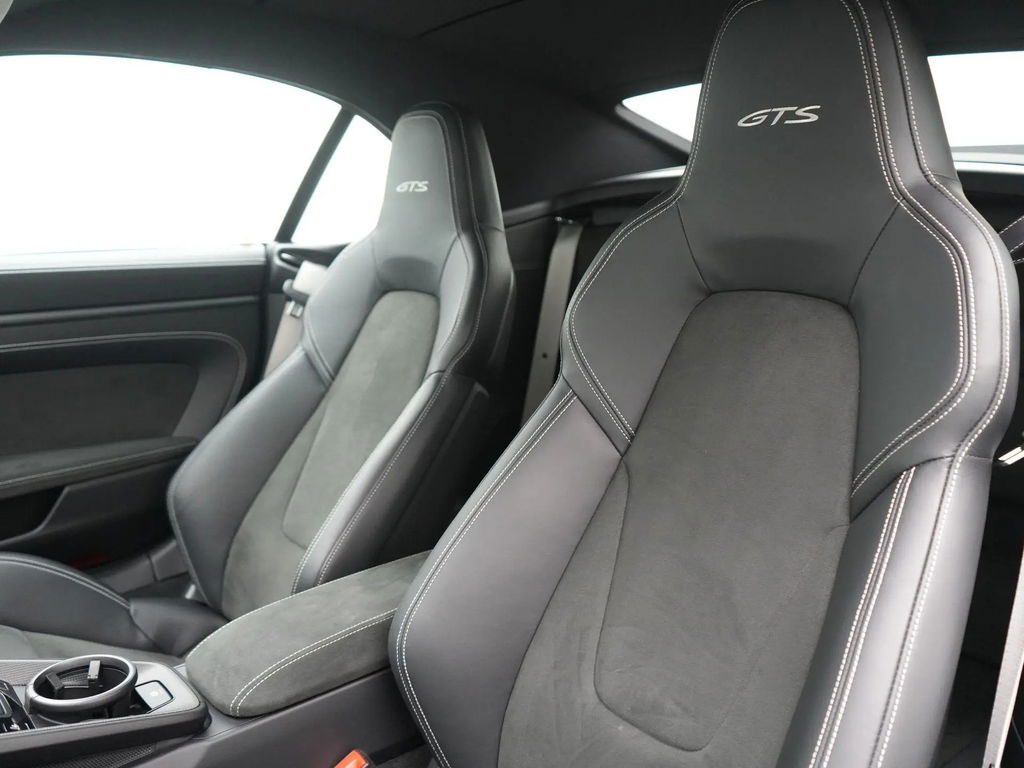 Porsche 992 Carrera 4 GTS