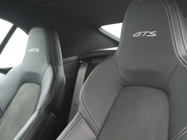 Porsche 992 Carrera 4 GTS