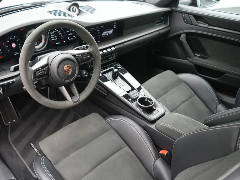 Porsche 992 Carrera 4 GTS