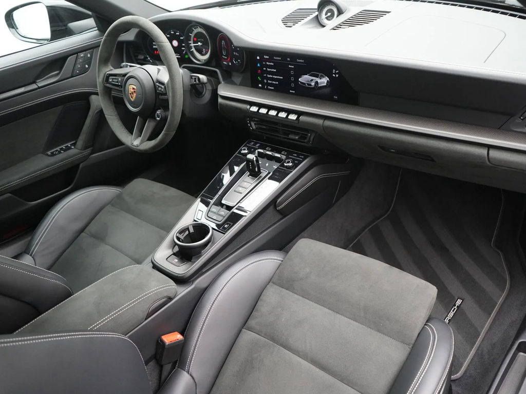 Porsche 992 Carrera 4 GTS