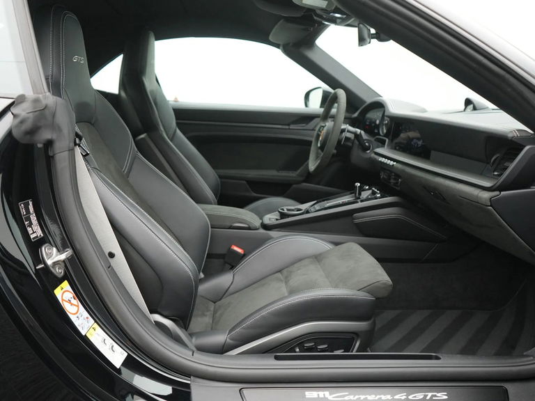 Porsche 992 Carrera 4 GTS