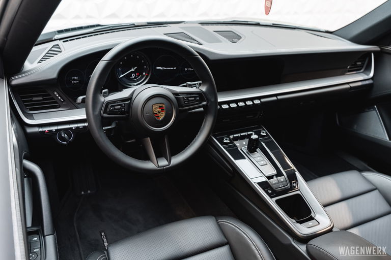 Porsche 992 Carrera 4