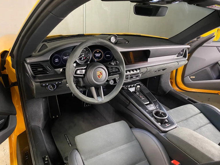 Porsche 992 Carrera 4 GTS