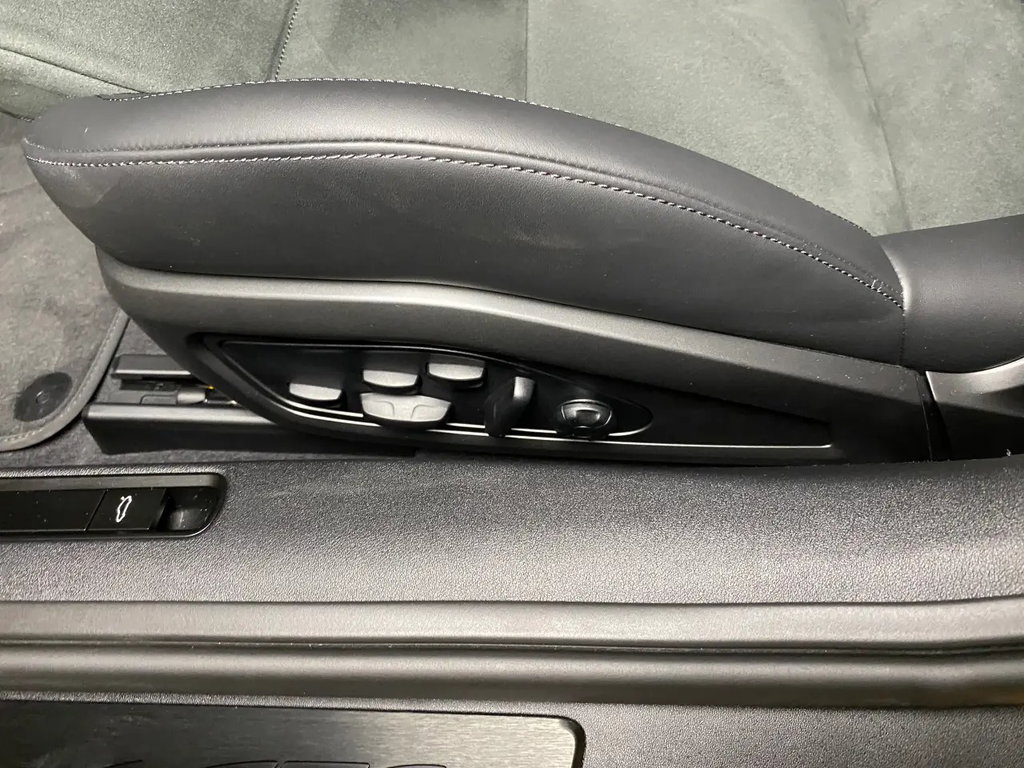 Porsche 992 Carrera 4 GTS