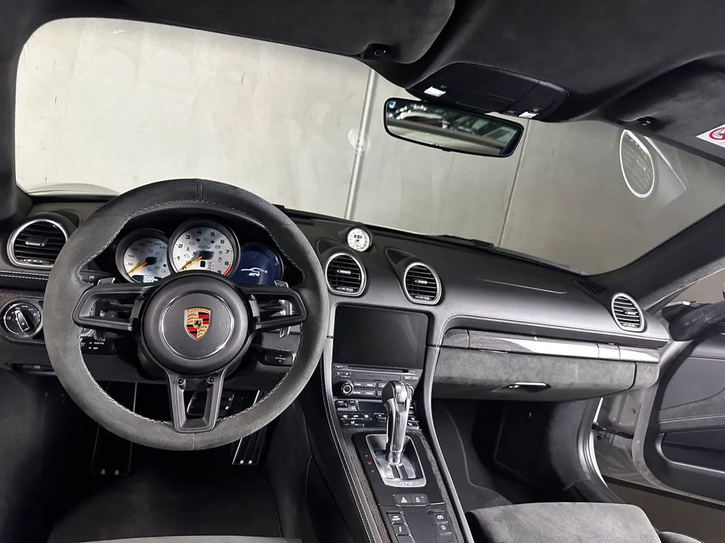 Porsche 718 Cayman GT4