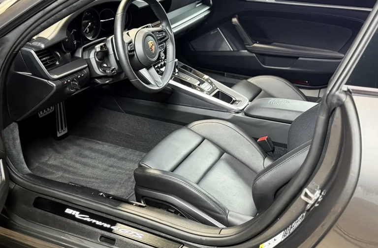 Porsche 992 Carrera 4 GTS