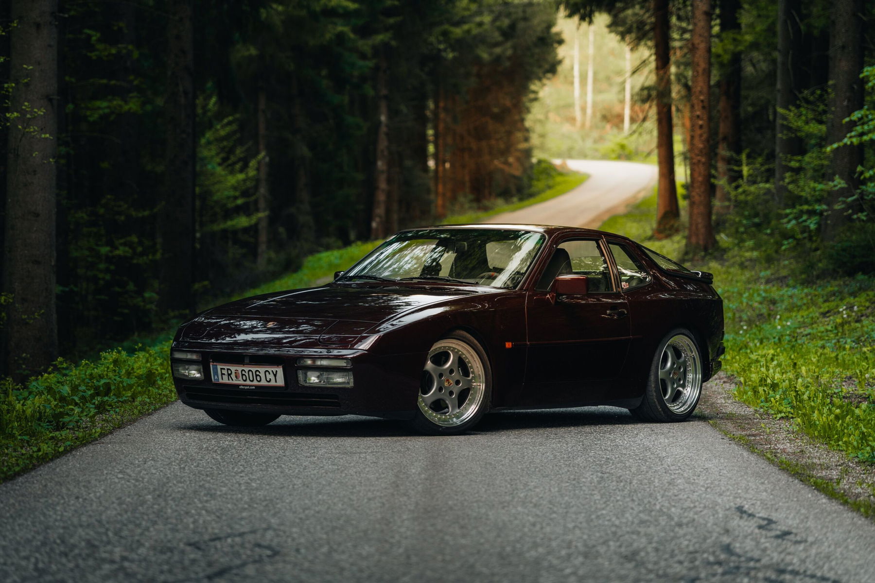 Porsche 944 S2 von 1991 im wald