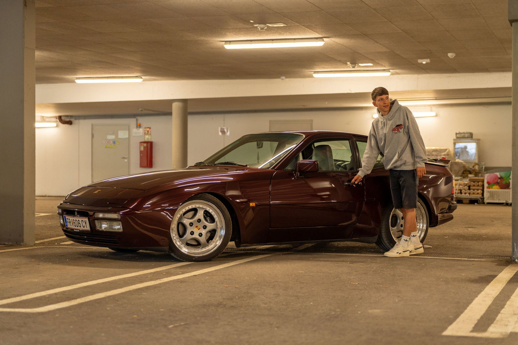 Porsche 944 S2 in rot in der Tiefgarage