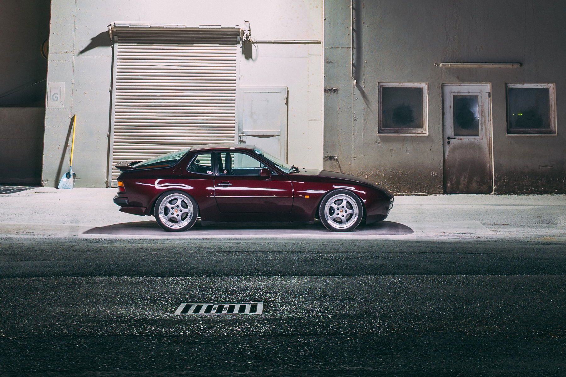 Seitenansicht bei Nacht - Porsche 944 S2 in rot