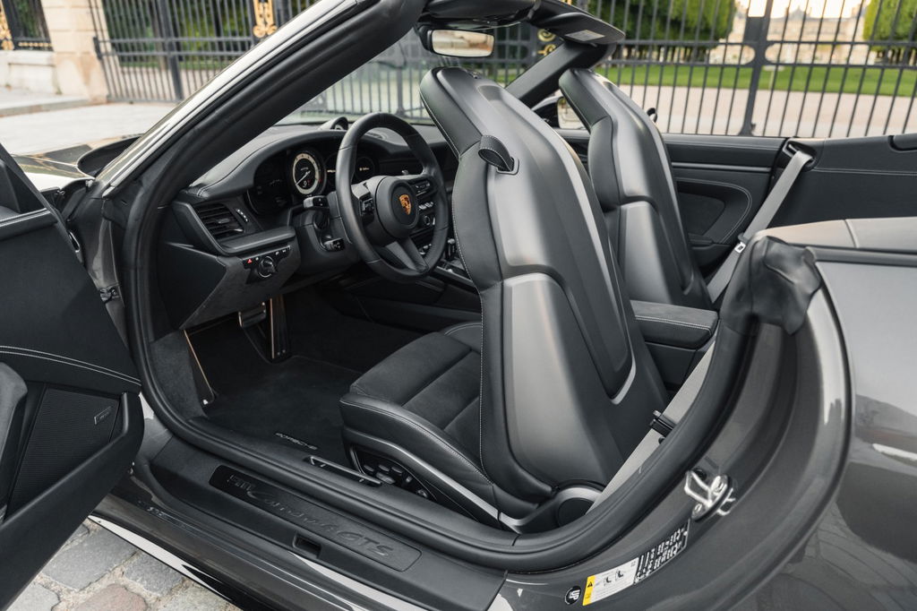 Porsche 992 Carrera 4 GTS