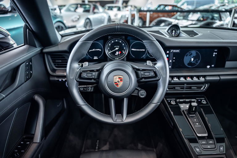 Porsche 992 Carrera 4 GTS