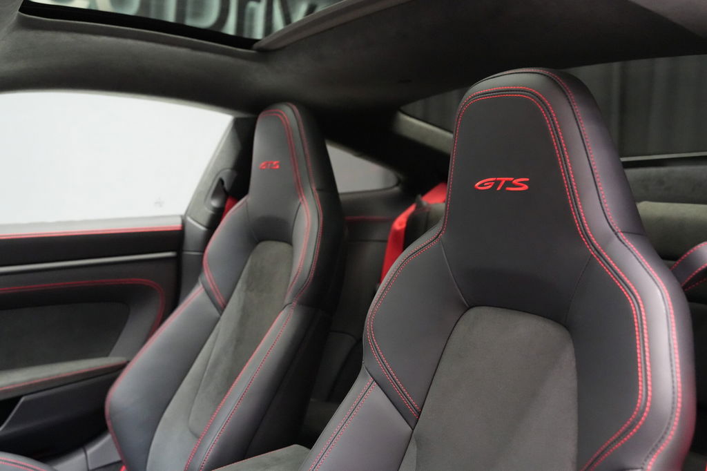 Porsche 992 Carrera 4 GTS