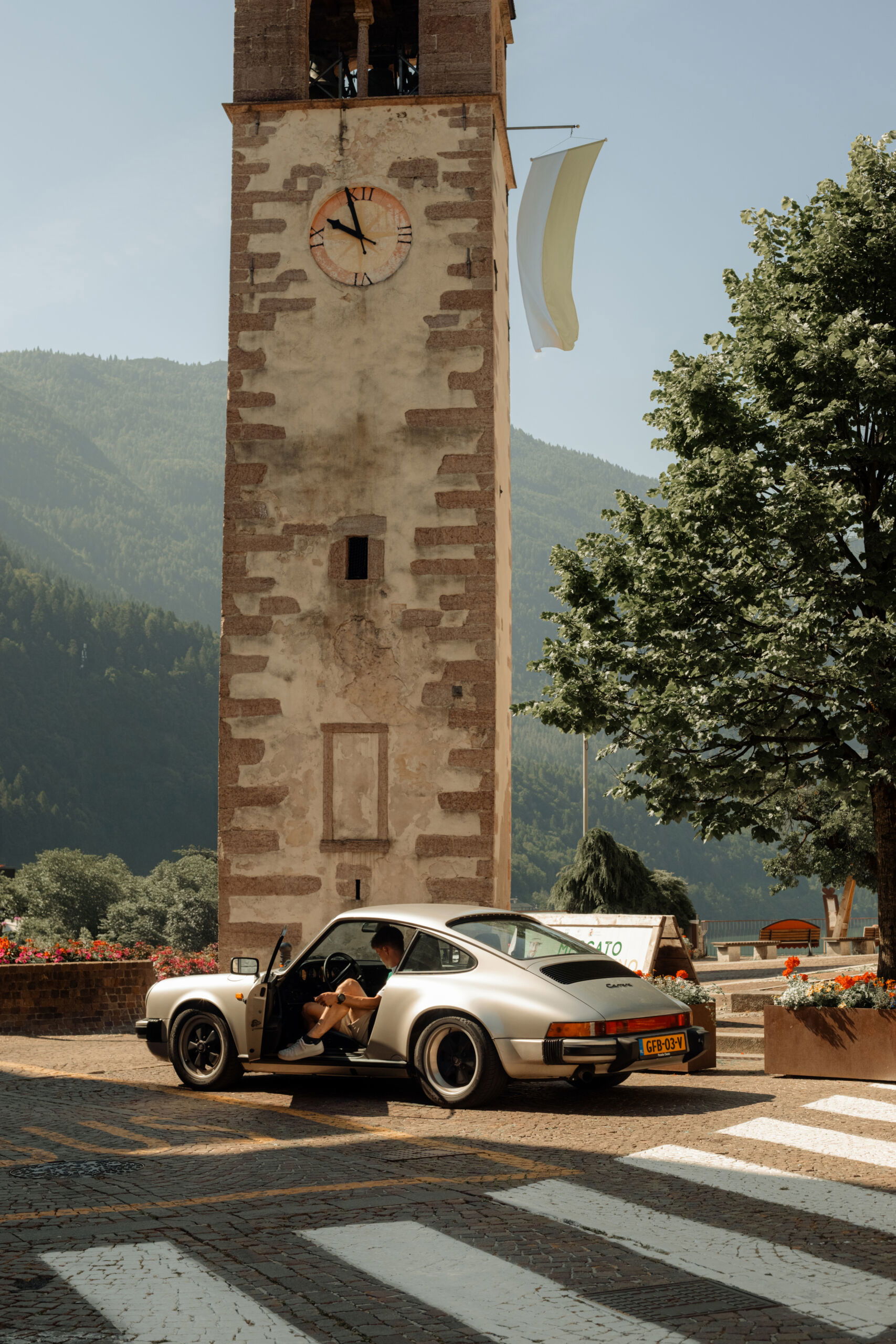 Porsche 911 Carrera 3.2 in Molveno, Italy